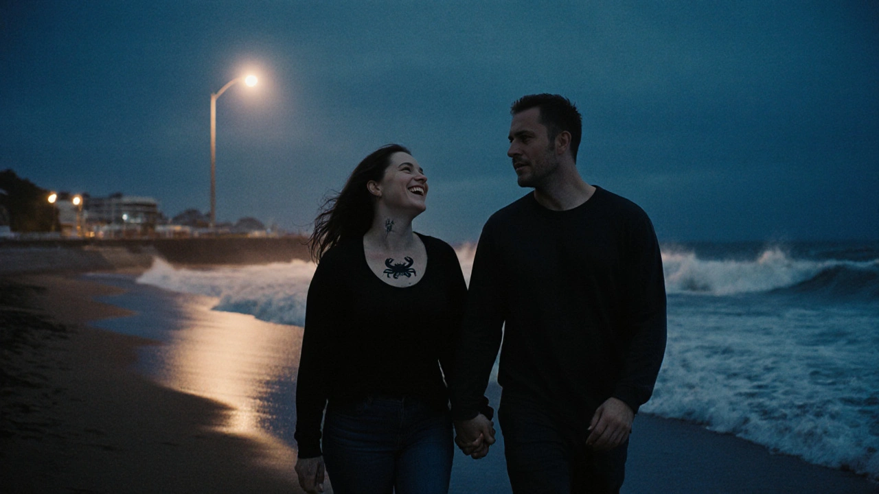 Paar loopt hand in hand langs een strand bij zonsondergang, een tatoeage van een krab op de nek van de vrouw zichtbaar.