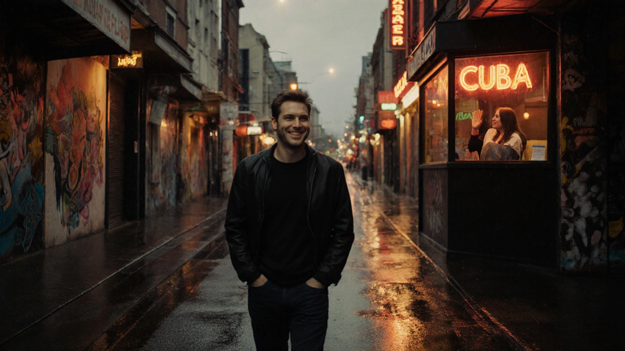 Een man loopt alleen door Cuba Street bij zonsondergang, met een zachte glimlach en regen op de straat.