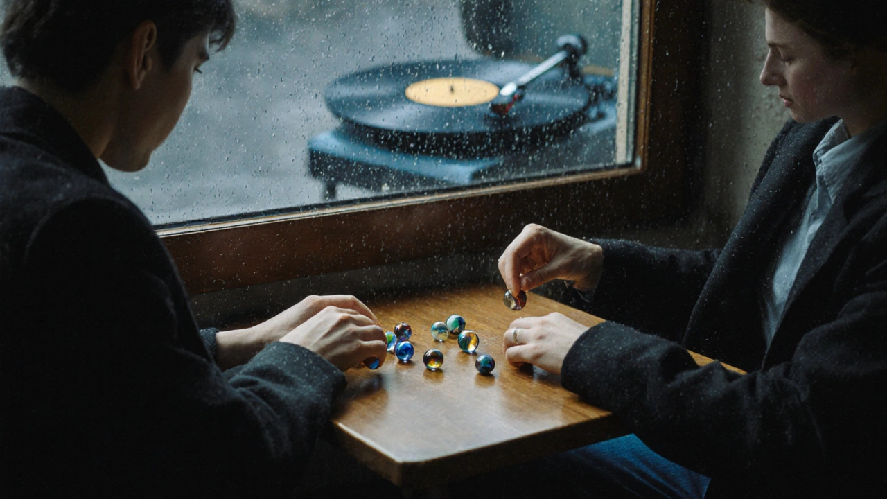 Twee mensen leggen marbles op tafel in een Praagse café, stilte en begrip in de lucht.