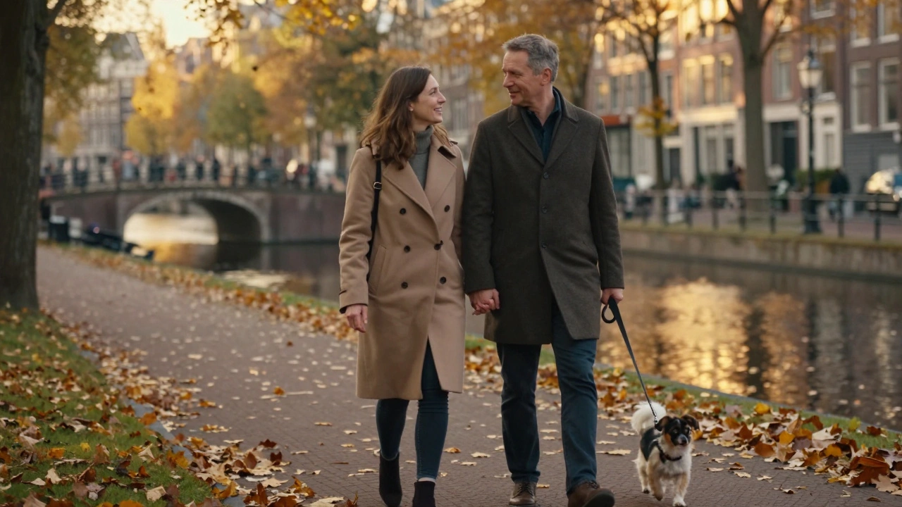 Een getrouwd paar wandelt hand in hand door een herfstpark in Amsterdam, met een hond, in een moment van vrede en verbondenheid.