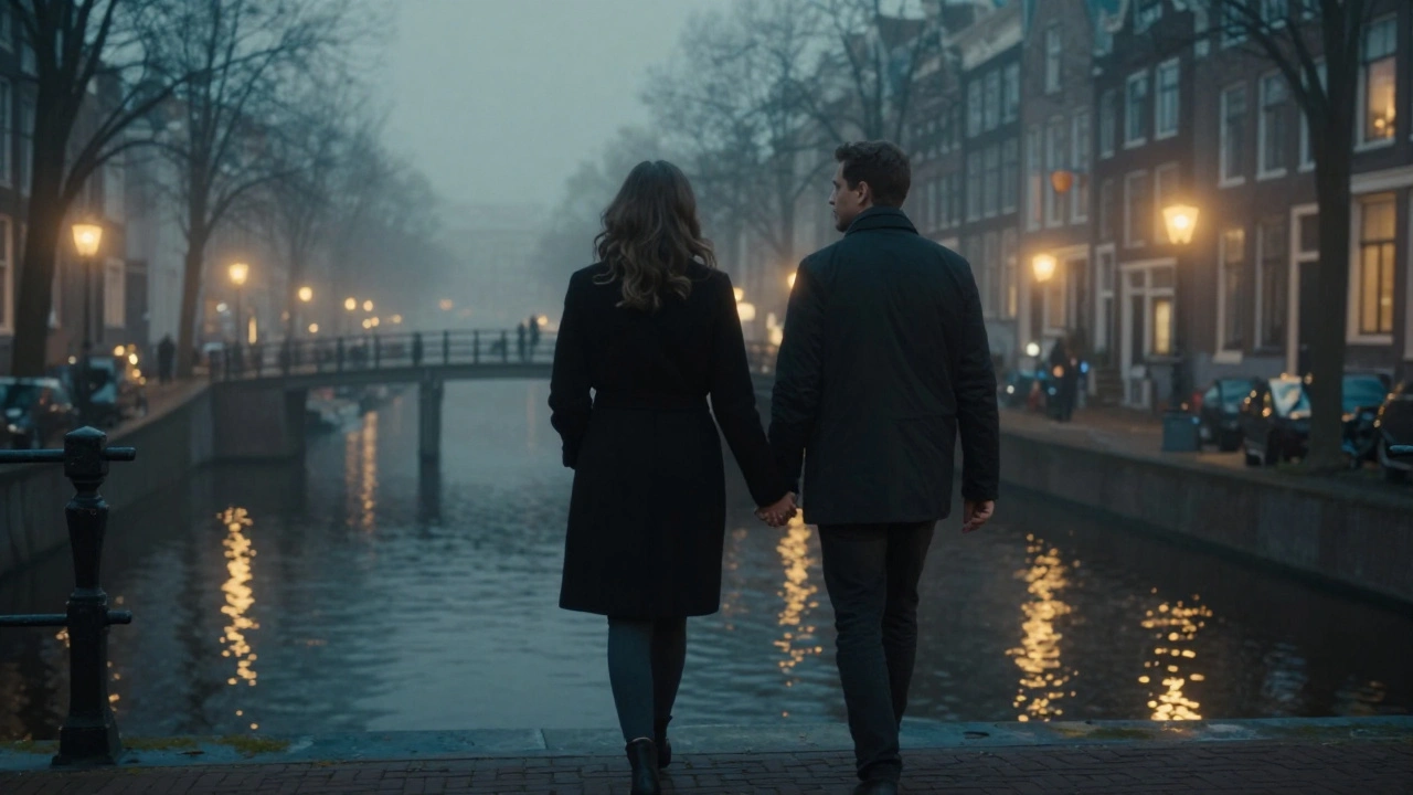 Een man en vrouw lopen langs een canal in Amsterdam bij schemer, hun handen bijna in aanraking, een matchmaker kijkt vanaf een brug.