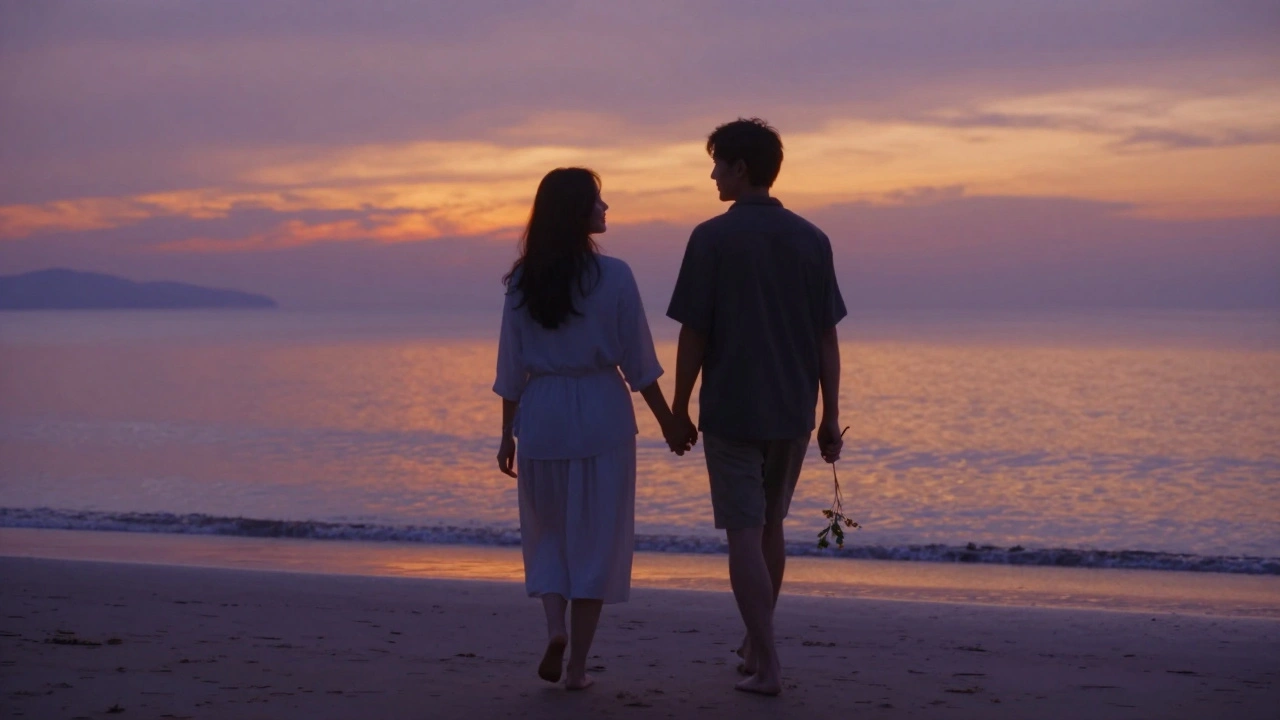 Een man en vrouw lopen naakt aan het strand bij zonsondergang, hij houdt een bloem vast, de zon verlicht hun silhouetten.