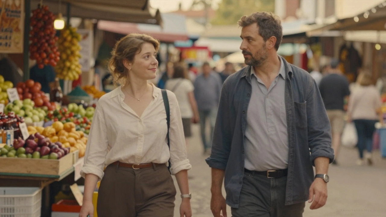 Een man en vrouw wandelen samen door een markt, zonder telefoons, hun vingers bijna in aanraking.