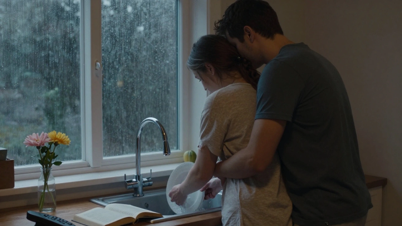 Een man omhelst zijn vrouw terwijl ze afwast, de regen valt buiten het raam.