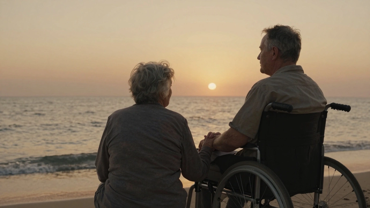 Een vrouw houdt de hand van haar verlamde man aan het strand bij zonsondergang, in stilte.