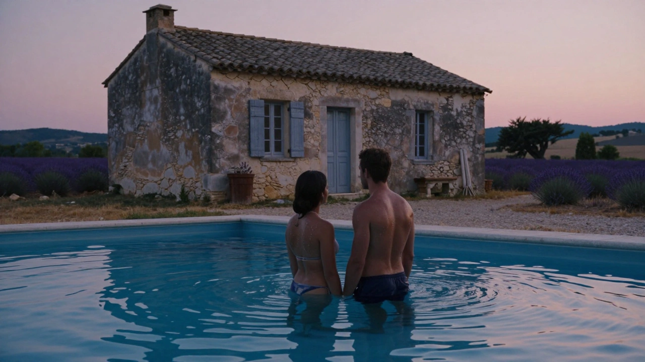 Een koppel in een koud zwembad op een boerderij in de Provence bij zonsondergang.