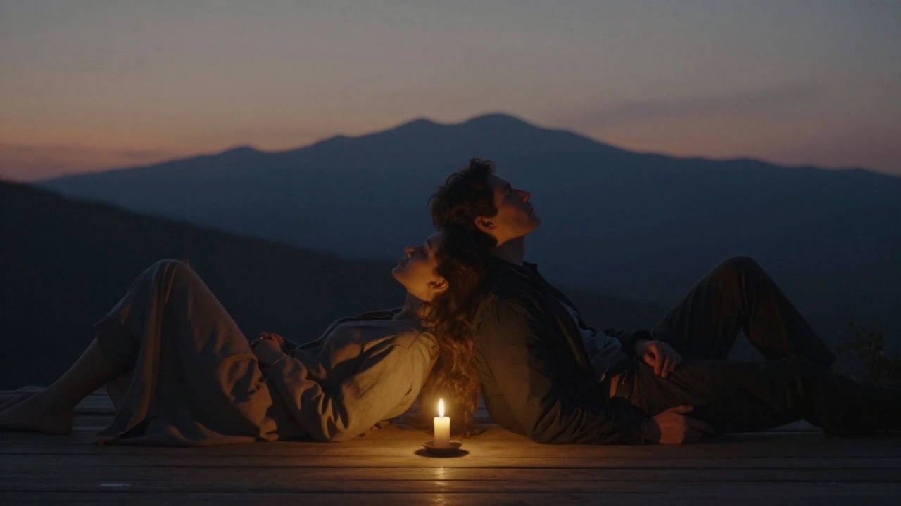 Een man en vrouw liggen rug tegen rug onder de avondhemel, handen aan elkaar, ademend in stilte, verlicht door een kaars.