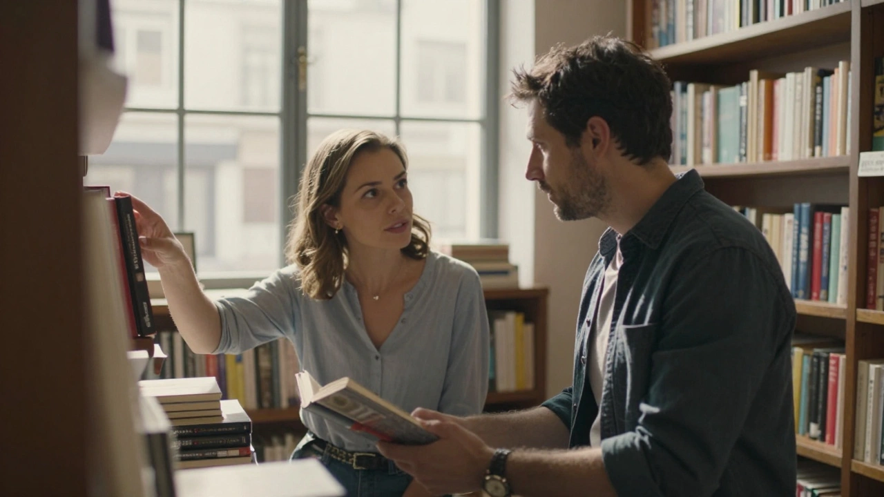 Een man en vrouw ontmoeten elkaar rustig in een boekwinkel, zonder telefoons, met een natuurlijke verbinding.