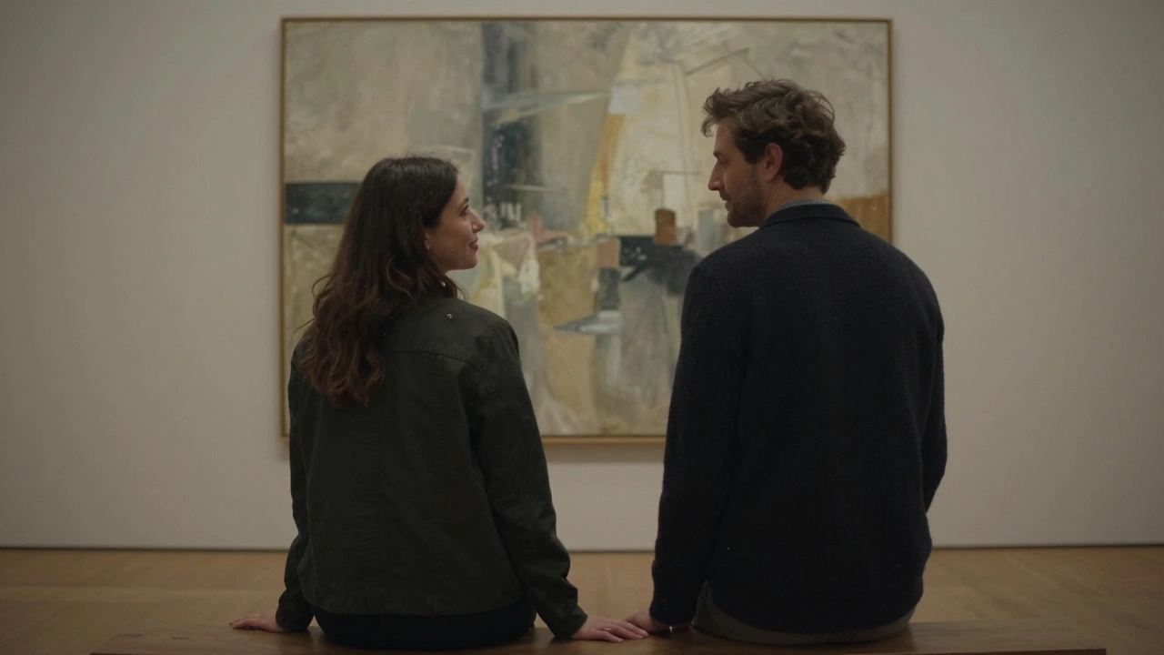 Een man en vrouw staan naast een schilderij in een galerij, hun handen bijna in aanraking, met een subtiele, ontspannen sfeer.