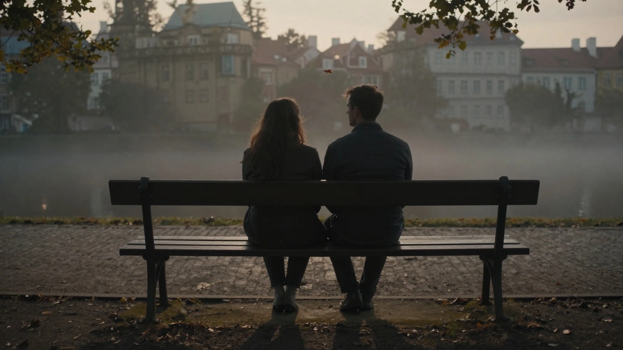 Twee silhouetten zitten rug aan rug op een bank, avondlicht, mist, geen gezichten, alleen rust en verbinding.