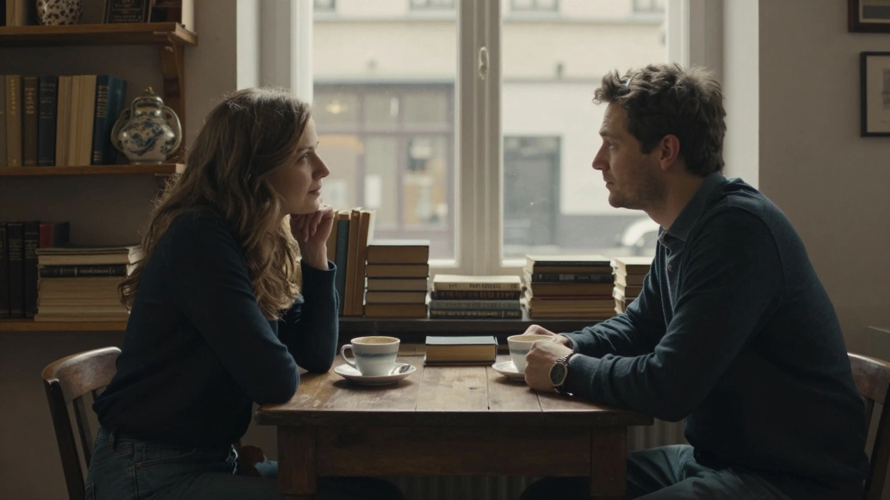 Een man en vrouw zitten in een vintage winkel, koffie voor hen, geen woorden, alleen stilte en aanwezigheid in zacht zonlicht.