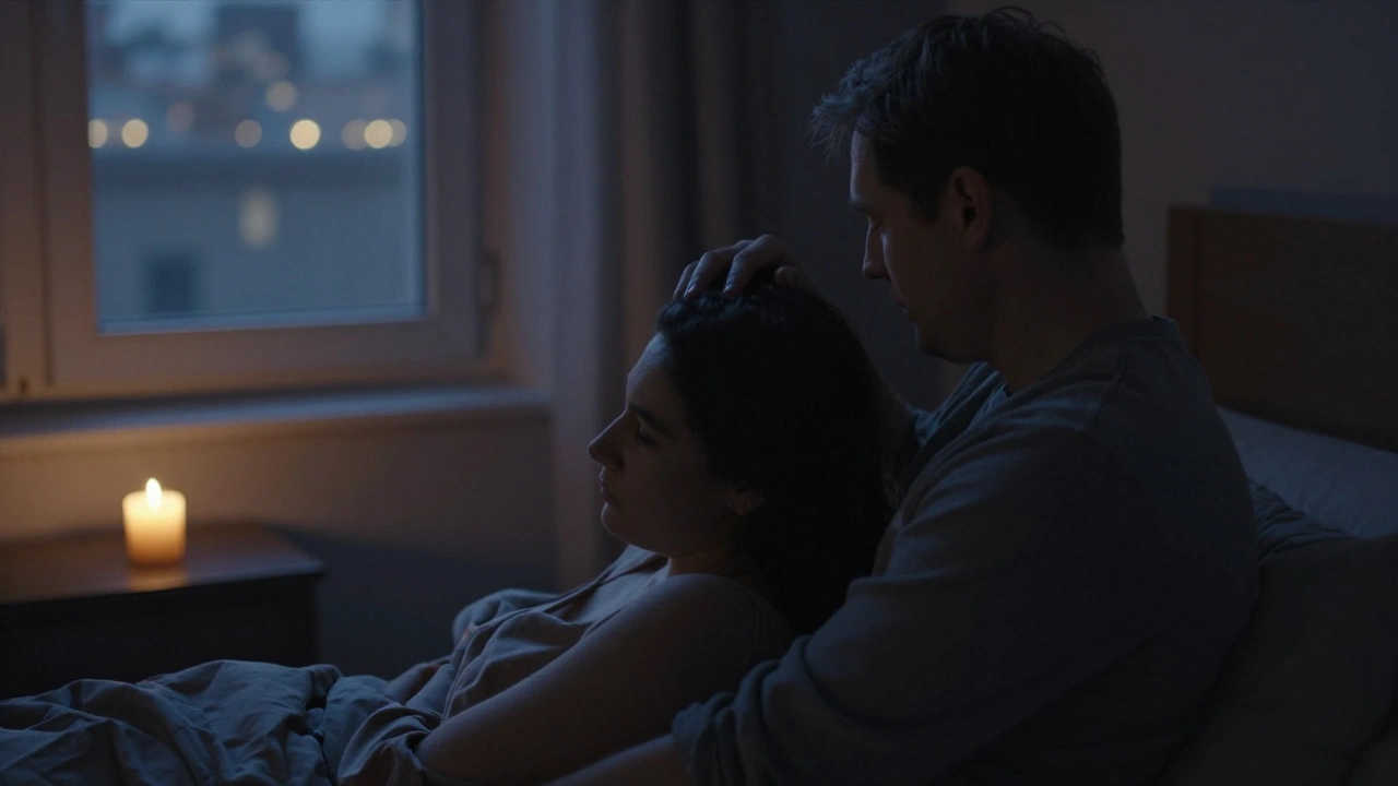 Een man streelt zachtjes het haar van zijn partner in het donker, zonder woorden, in een intieme sfeer.