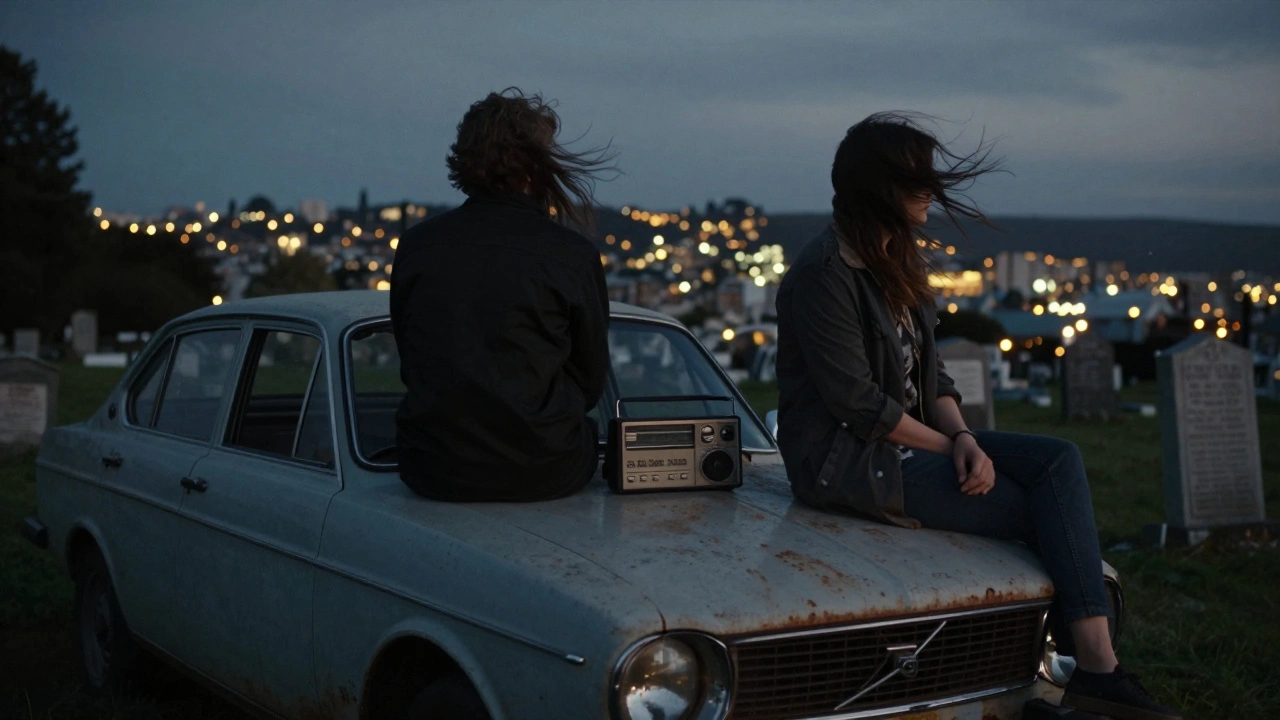 Een oude Volvo staat bij een begraafplaats, twee mensen zitten op de motorkap onder avondlicht.