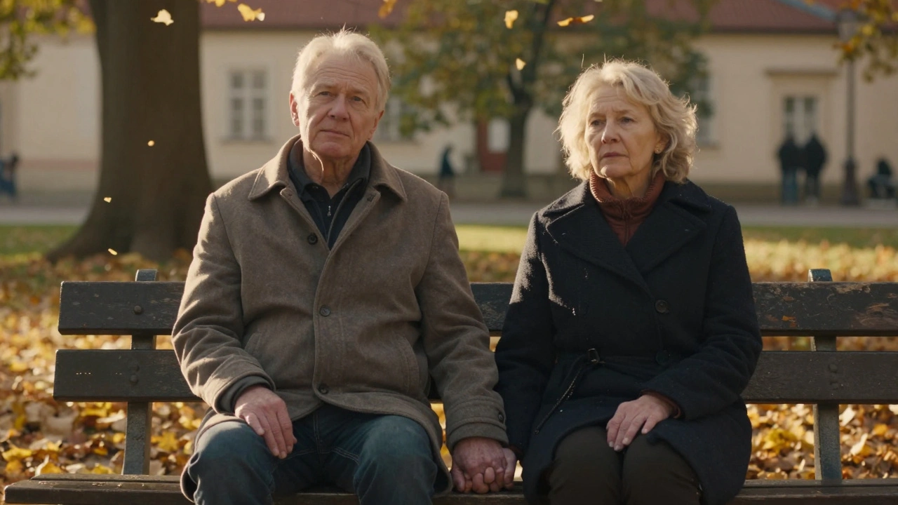 Een ouder paar houdt stil de handen vast op een bank in Praag, zonder te kijken, alleen aanwezig in de gouden avond.