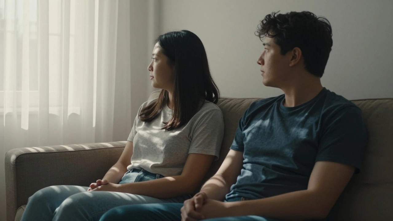 Twee mensen naast elkaar op de bank, in vrede, zonder aanraking, maar vol begrip.