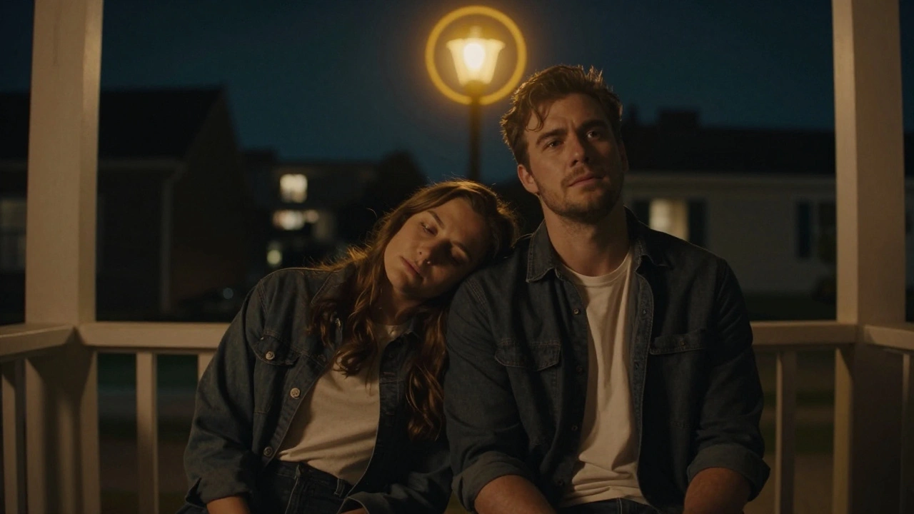 Een man en vrouw zitten in stilte op een veranda bij nacht, hun lichamen dicht bij elkaar zonder woorden.