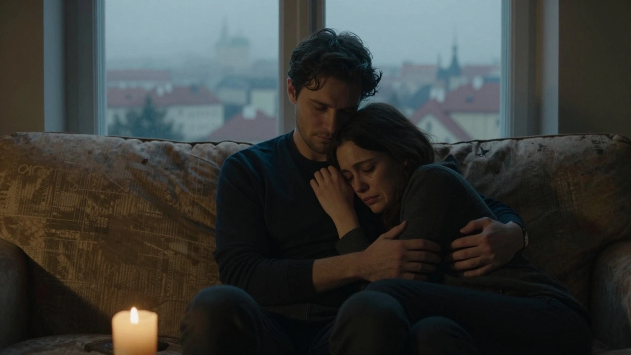 Een man houdt een weenende vrouw in zijn armen op een bank in Praag, alleen kaarslicht verlicht hun silhouet.