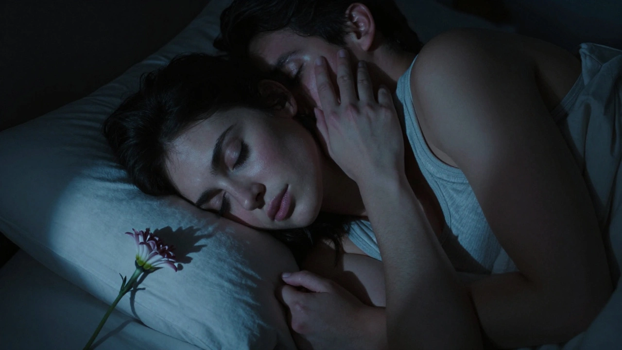 Een paar in de nacht, dicht bij elkaar in slaap, maanlicht verlicht hun verbonden handen zonder gezichten te tonen.