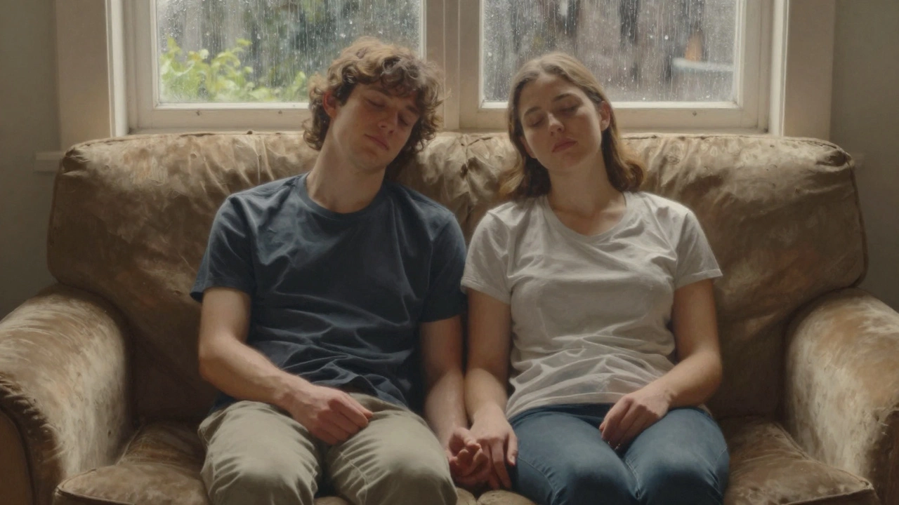 Een paar zit hand in hand op de bank, ogen gesloten, in harmonie, zonder telefoons of afleiding, alleen rust en verbinding.