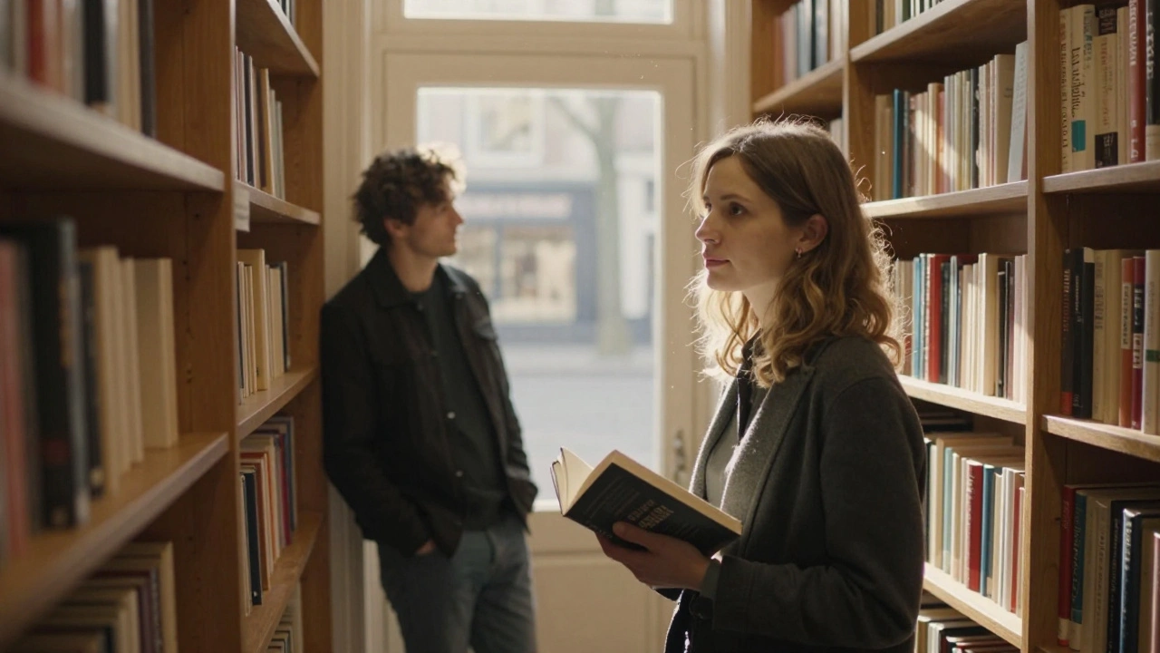 Een vrouw in een boekwinkel houdt een boek van Proust vast en kijkt naar een man die binnenkomt.