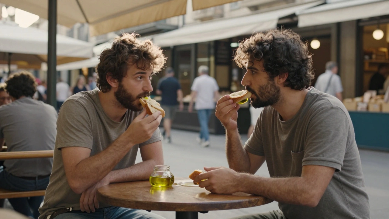 Twee mannen zitten samen op een markt in Barcelona, delen brood en olie, en houden zachtjes elkaars hand.