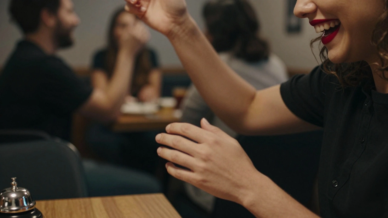 Vrouw legt haar hand op de arm van een man tijdens de laatste seconden van een speed date.